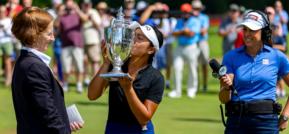 Lei Ye kissing the USGA championship trophy at SentryWorld