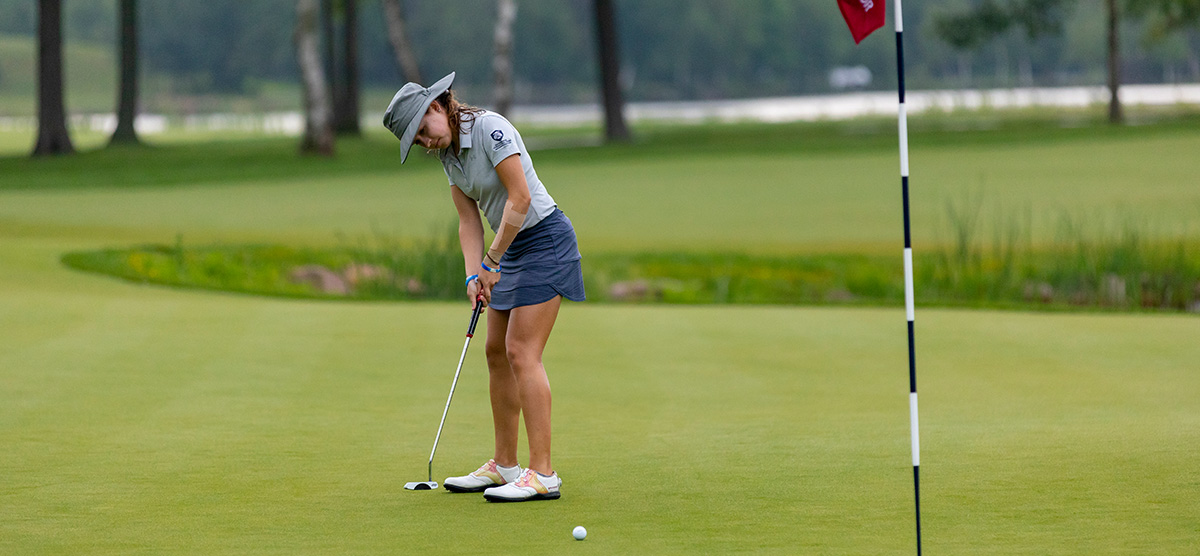 Brooke Seay putting at the USGA championship at SentryWorld