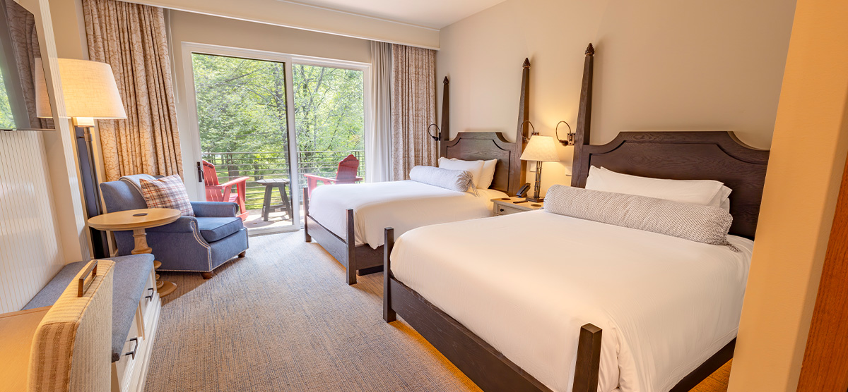 carousel-queen-terrace-1-1200x556 Two queen beds with seating areas and a terrace overlooking the golf course.