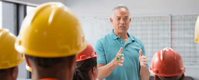 Person teaching to a group of construction workers