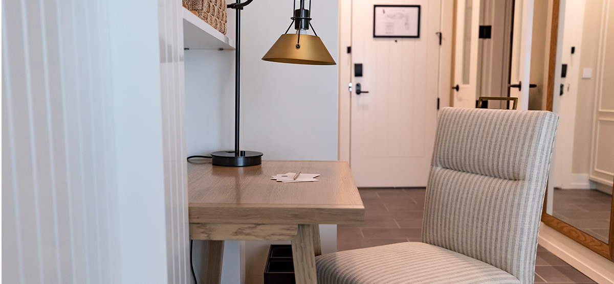 carousel-suite-golf-view-queen-2-1200x556 Queen room desk and chair.