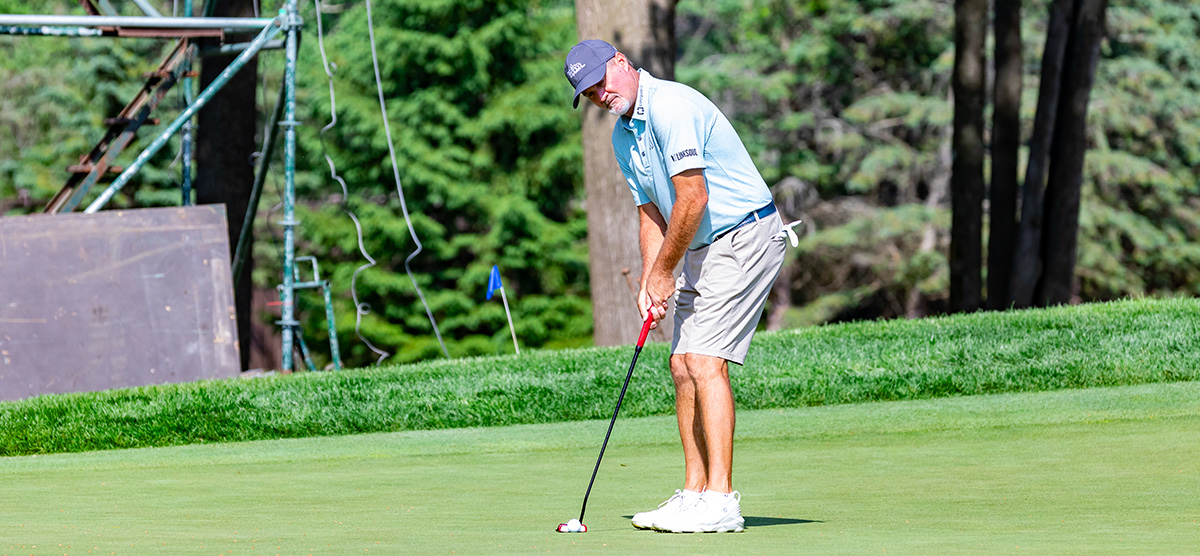 Jerry Kelly putting at the U.S. Senior Open at SentryWorld