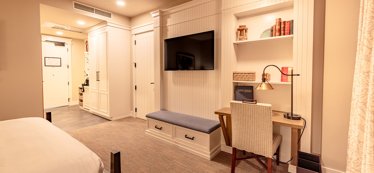 carousel-accessible-golf-view-king-suite-2-1200x556 King bed with desk and tv.