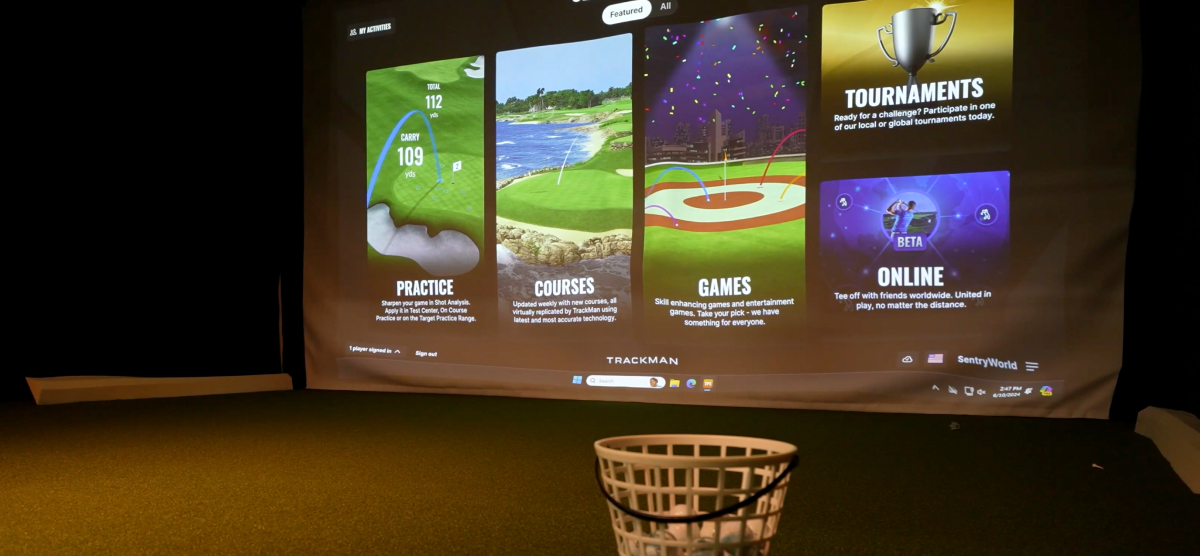 Golf simulator screen displaying menu options for practice, courses, games, and tournaments.