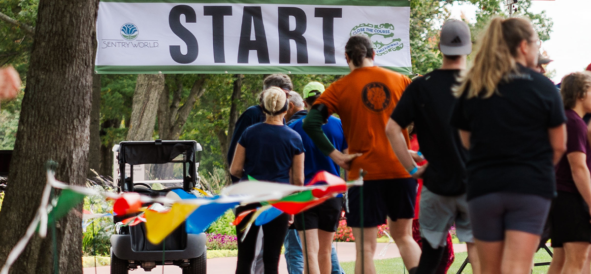 Runners at the starting line. 
