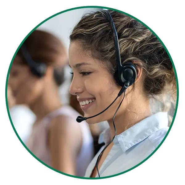 bilingual-woman-with-headset-call-center-circle-crop-LG Foto de una agente femenina bilingüe del call center utilizando auriculares de teléfono manos libres lista para contestar preguntas de seguros de auto