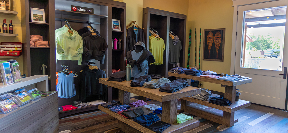 carousel-amenities-outfitter-2-clothing-1200x556 The Inn pro shop clothing display.