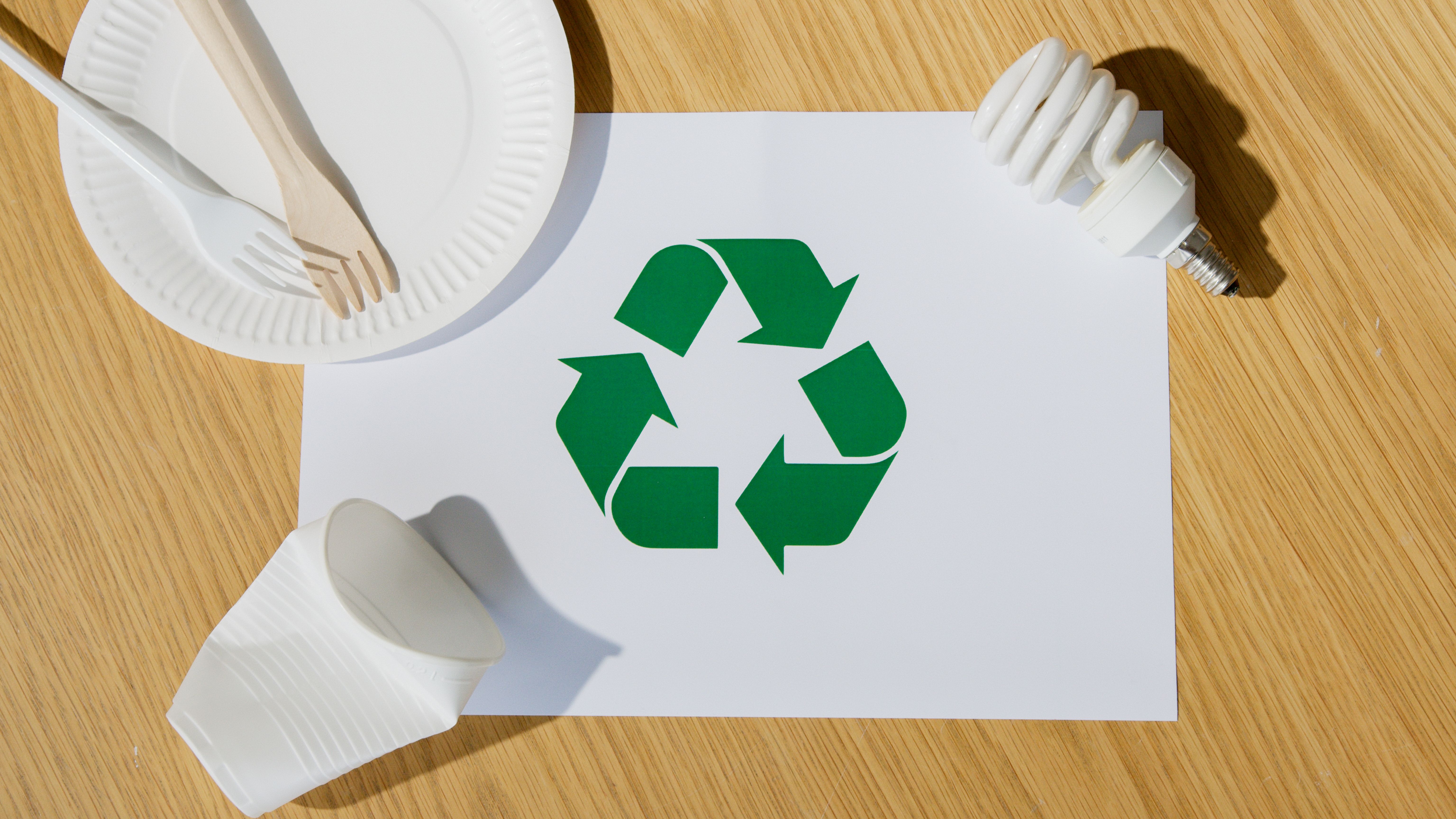 Déchets recyclables : papier, carton, plastiques, canettes, verre