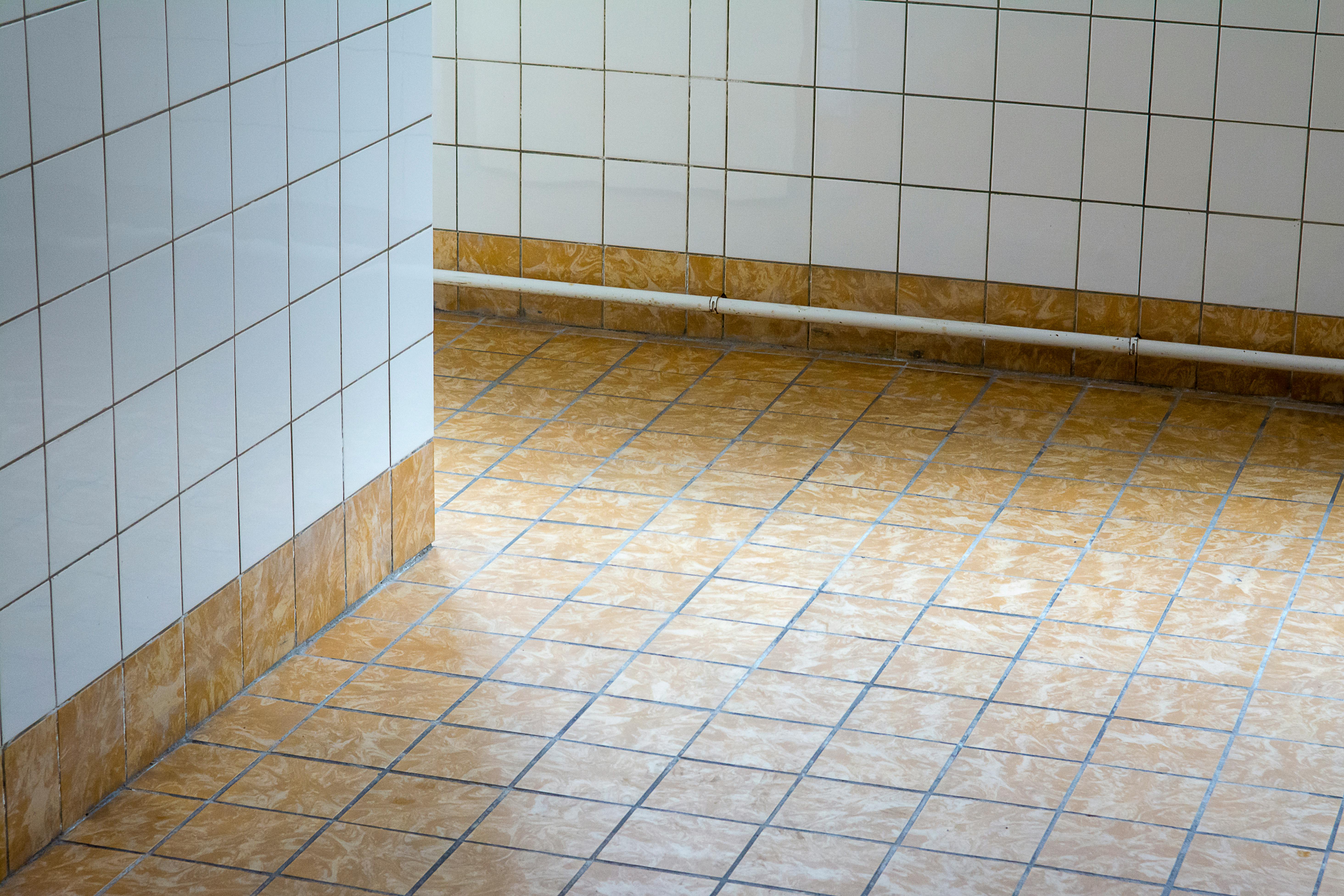 Découvrez les 5 meilleurs produits pour nettoyer les sols en carrelage – Efficaces et faciles à utiliser !