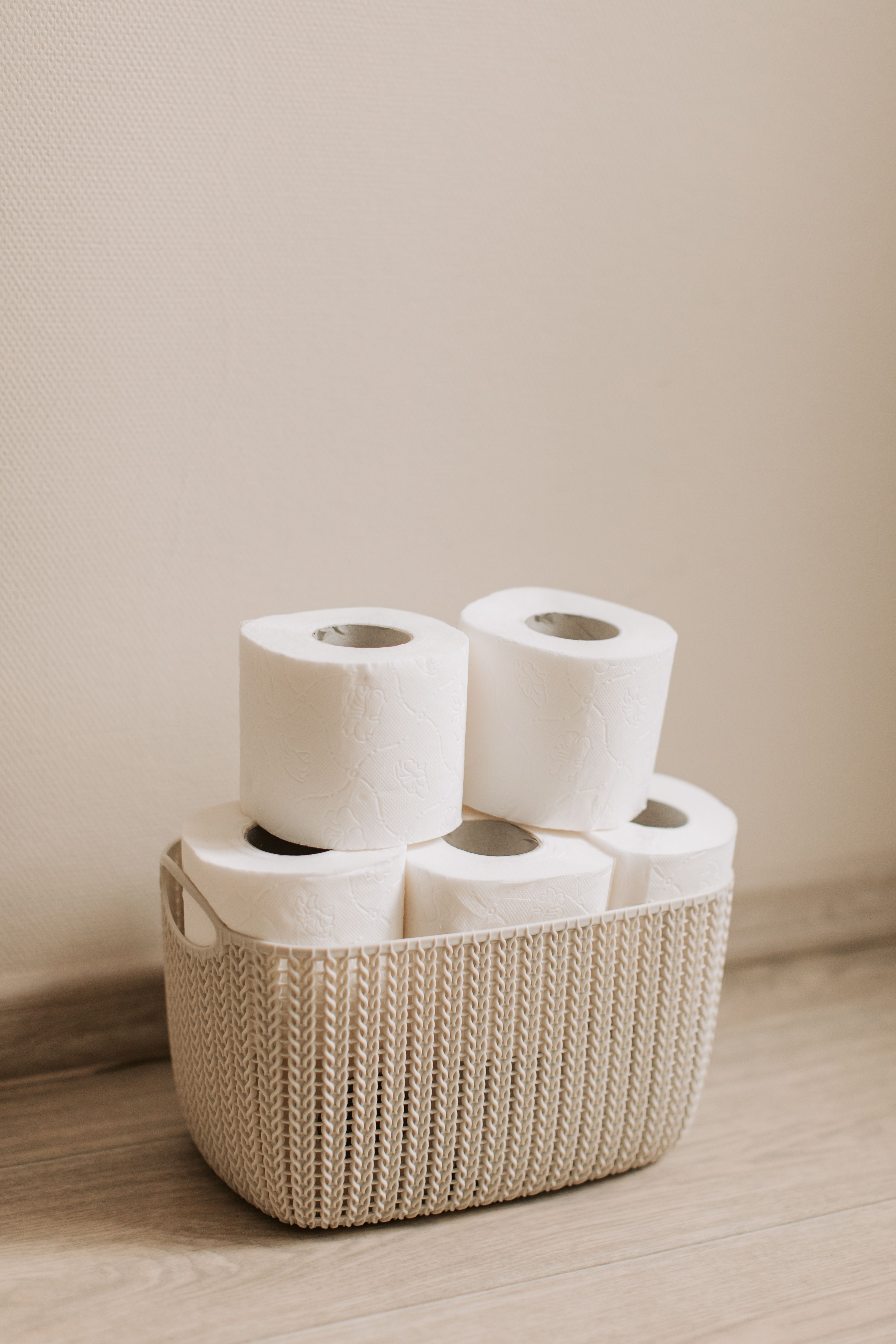 Réassort des consommables : savon, papier, essuie-mains
