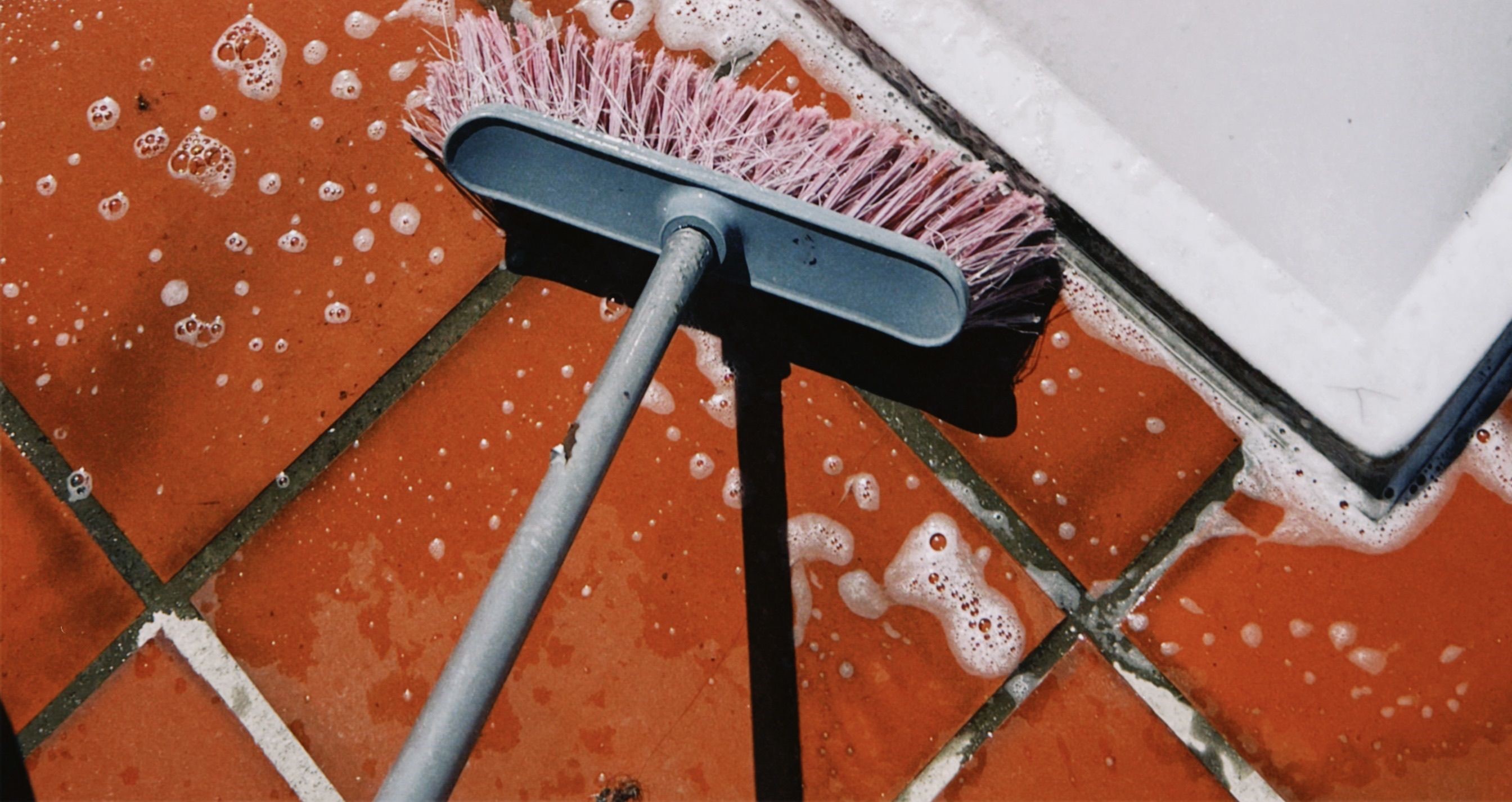 Découvrez les 5 meilleurs produits pour nettoyer les sols en carrelage – Efficaces et faciles à utiliser !