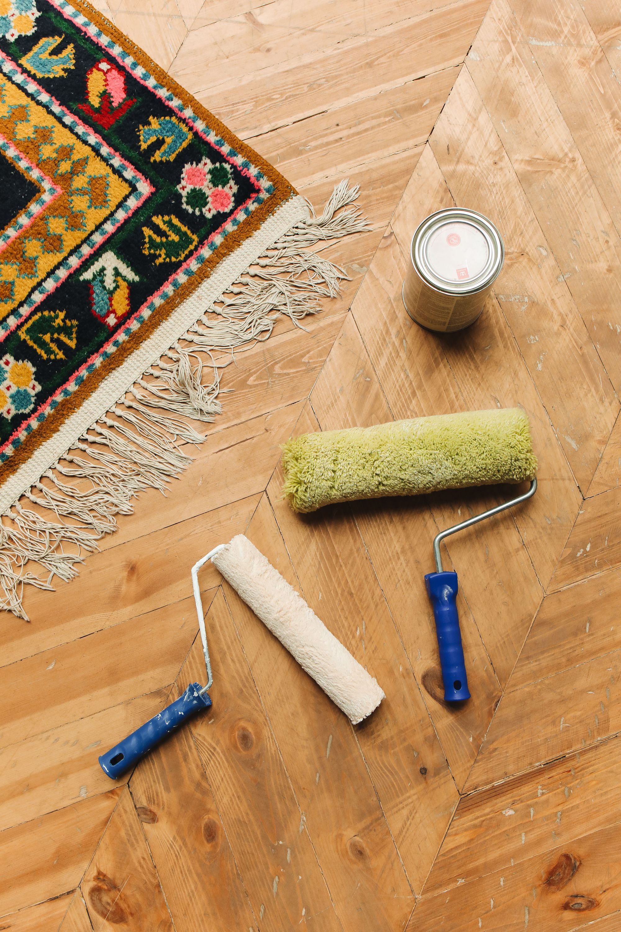 Application de la cire (cire d’abeille, cire carnauba ou cire spécifique bois) à la monobrosse ou manuellement
