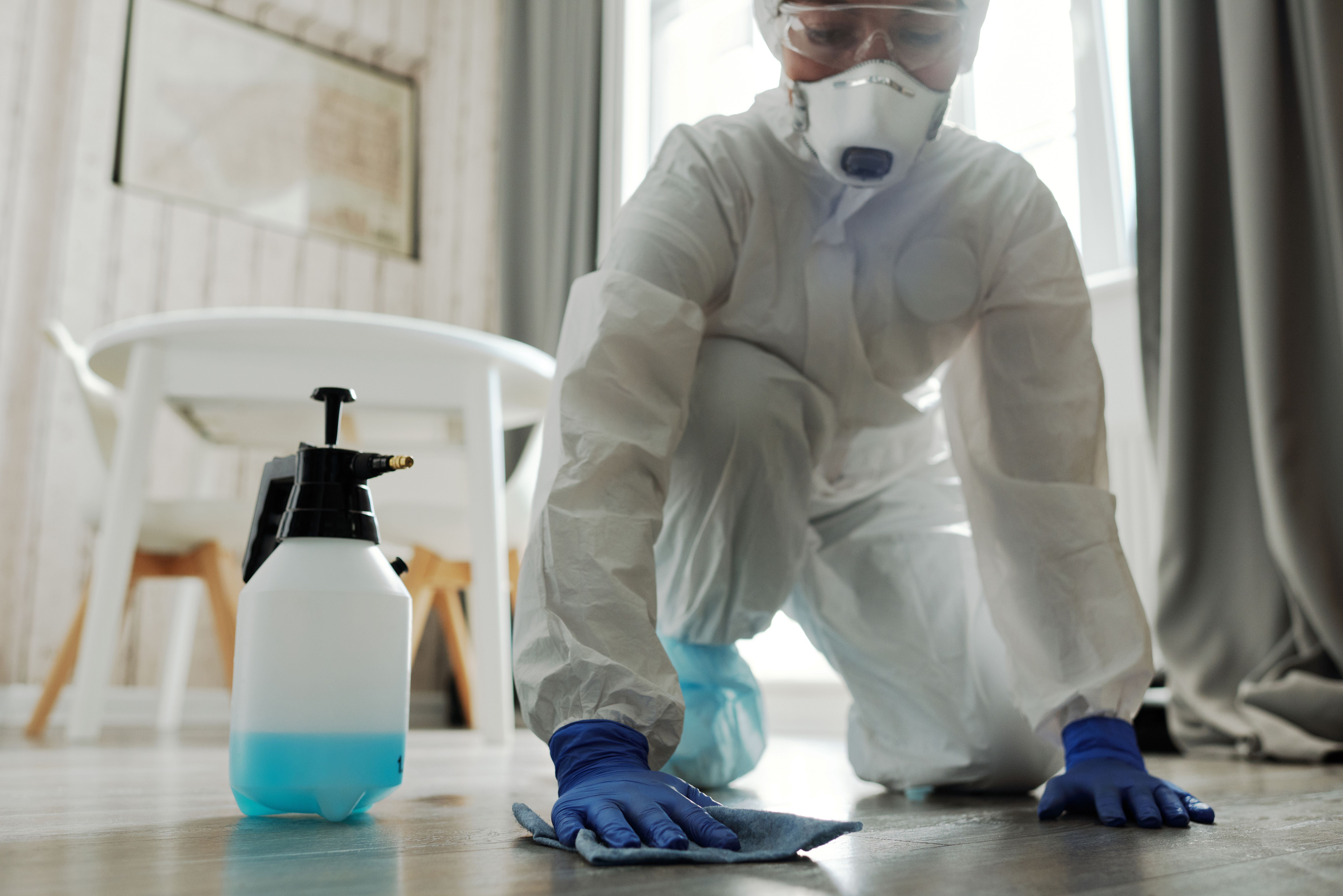 le nettoyage des sols (aspiration, lavage, lustrage