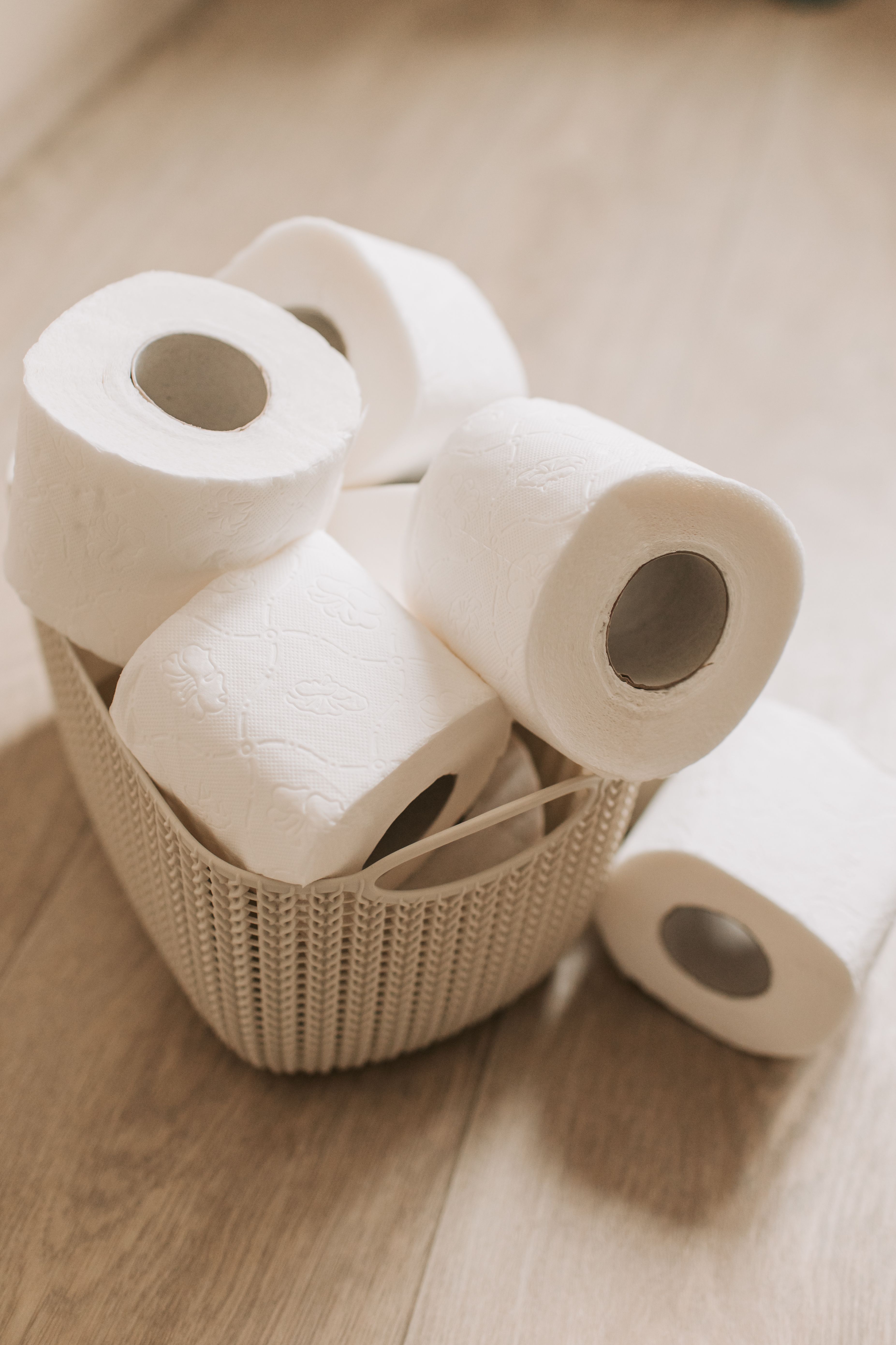 Recharge des consommables : savon, papier toilette, essuie-mains, désodorisants