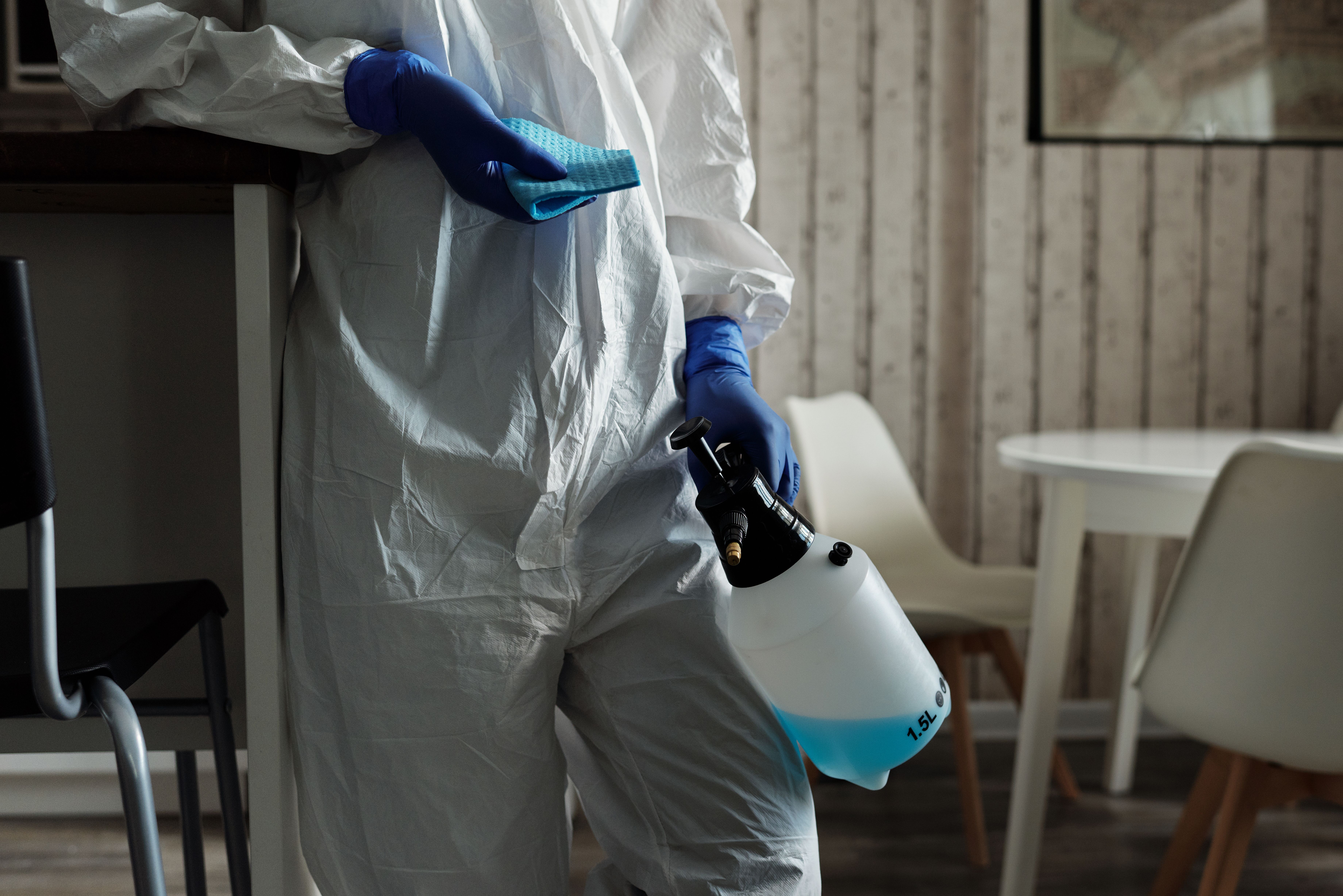 Traitement des sols et cloisons avec produits bactéricides, virucides et fongicides