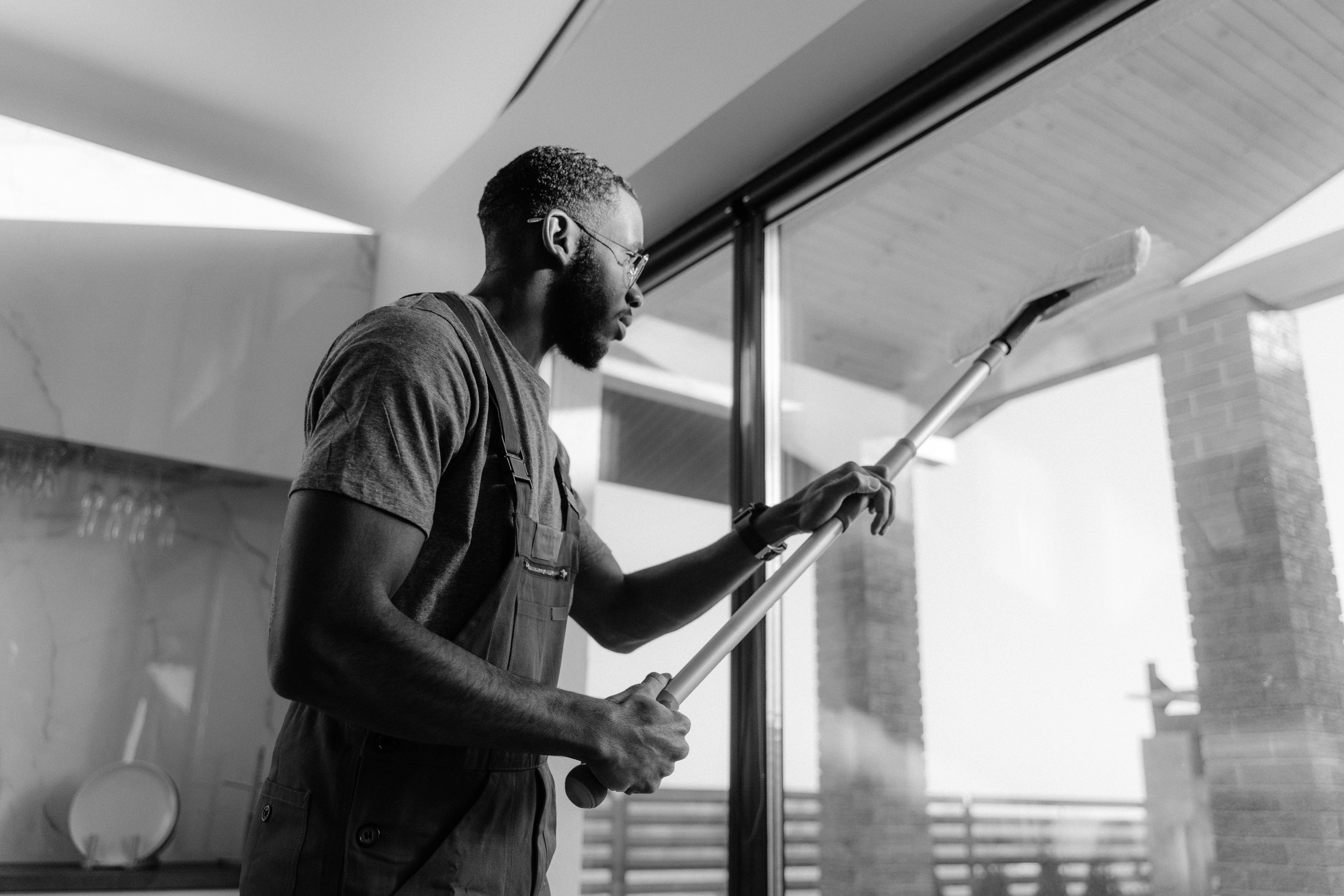 Nettoyage des vitrines, menuiseries et façades vitrées