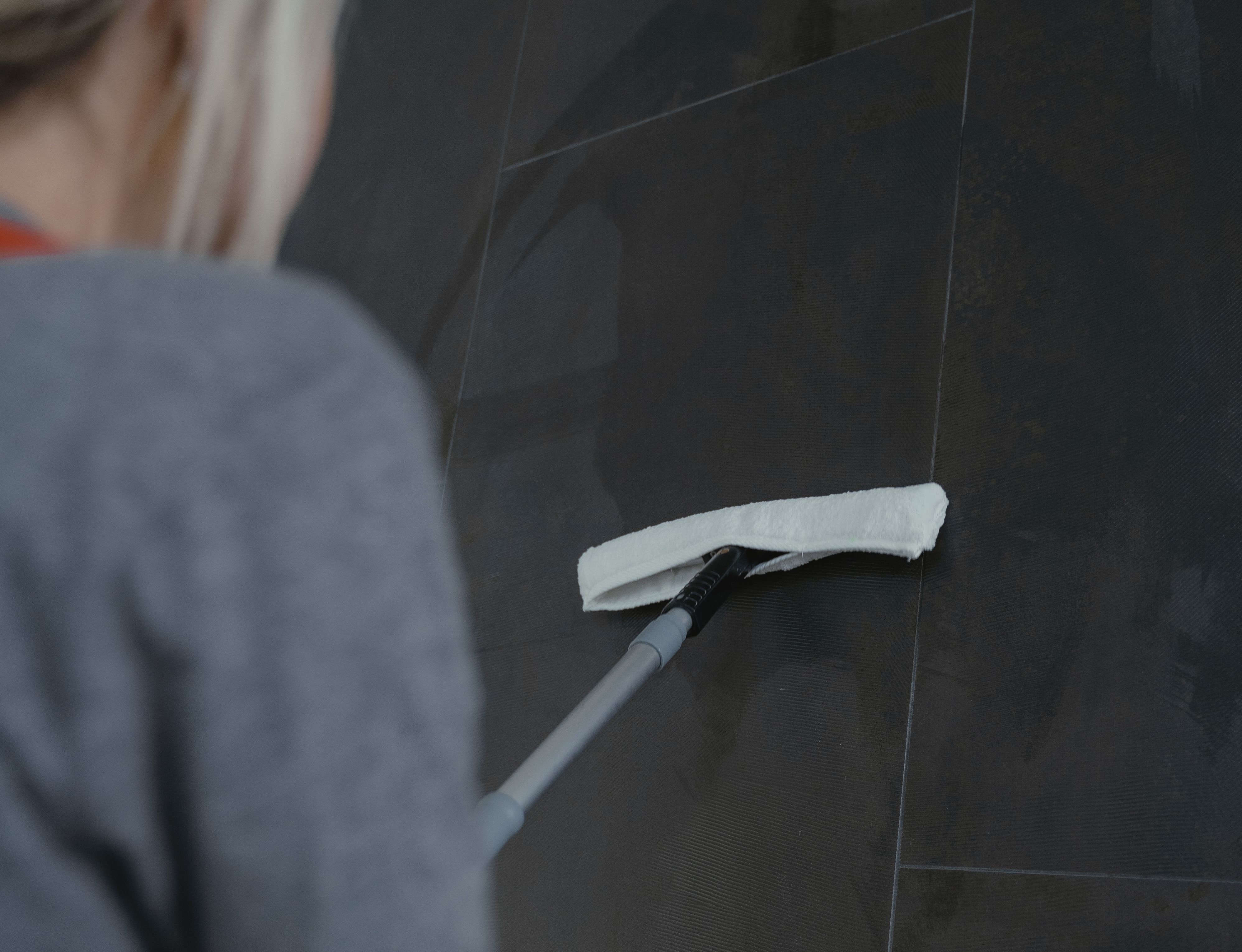 Lessivage de Murs : Techniques et Produits Adaptés aux Environnements Professionnels
