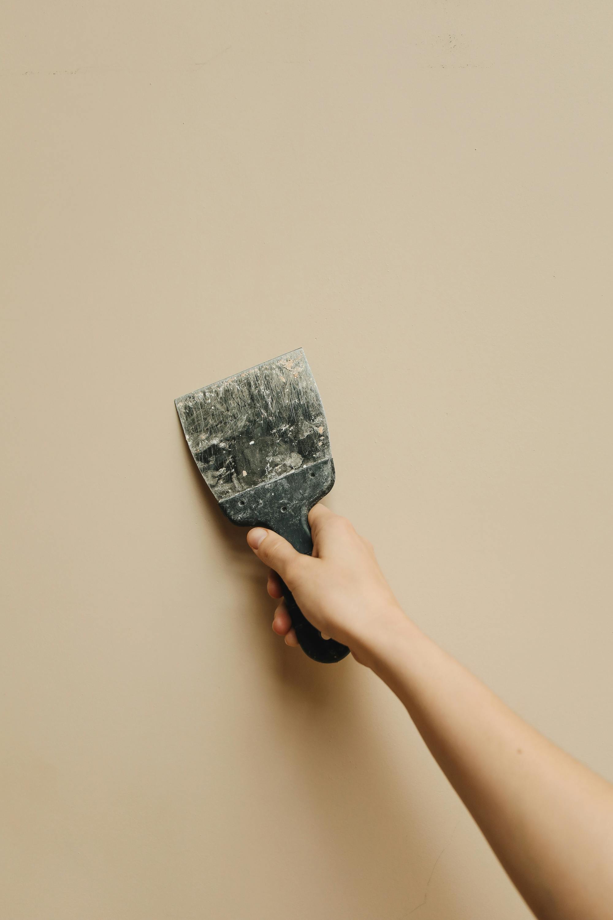 Lessivage de Murs : Techniques et Produits Adaptés aux Environnements Professionnels