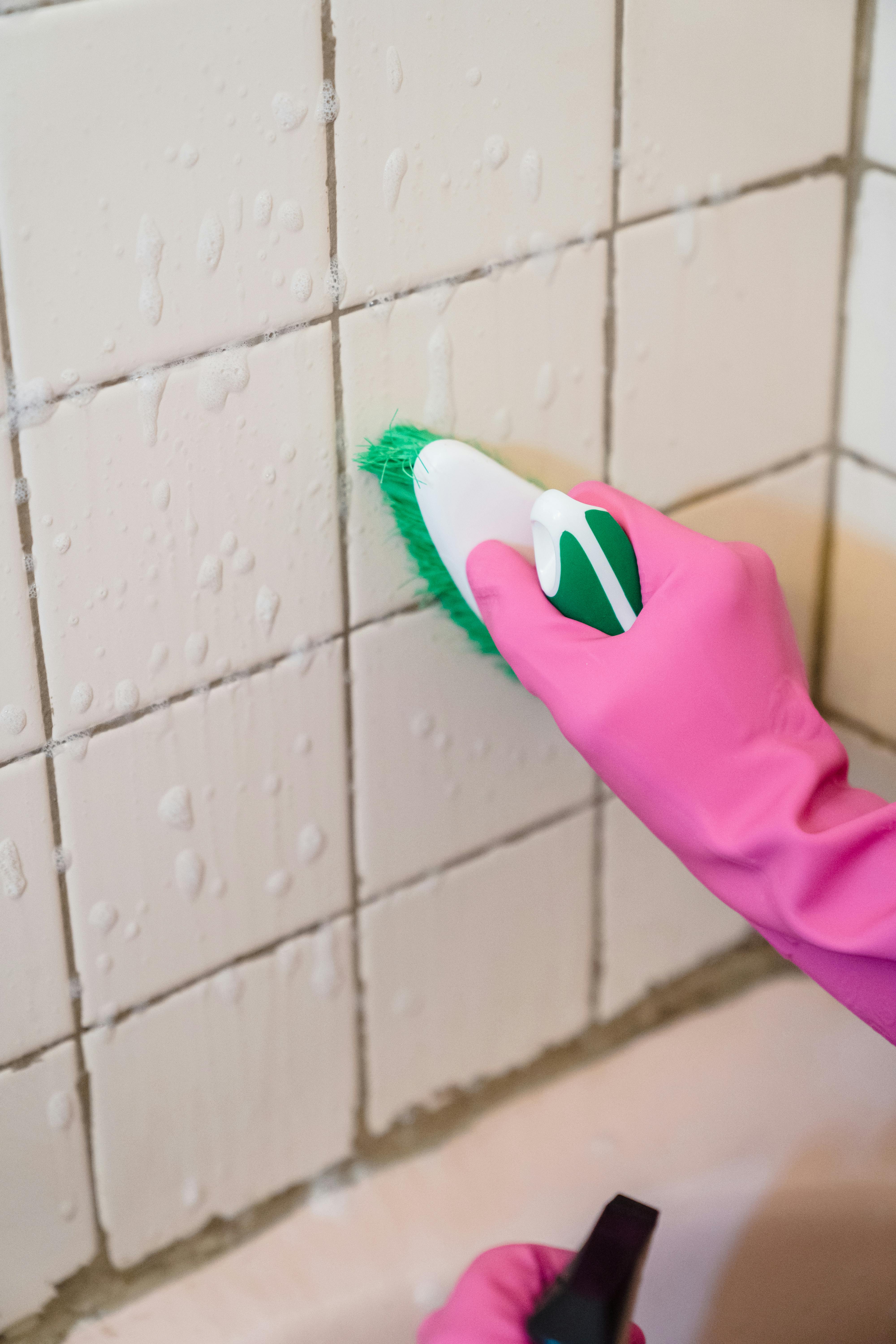 Comment enlever le noir sur les joints de carrelage : 5 astuces efficaces