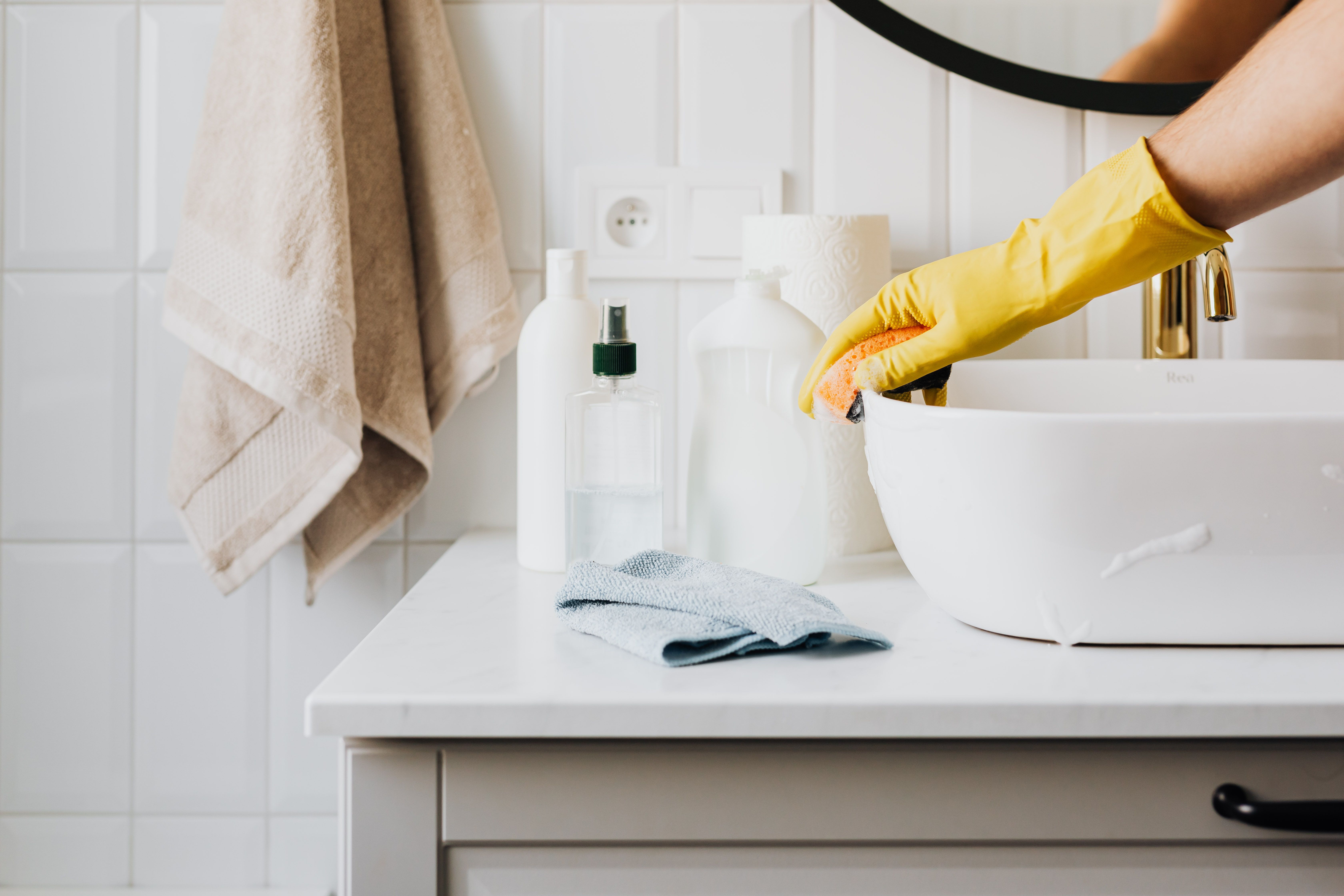 Nettoyage et désinfection des cuvettes, abattants, lavabos, urinoirs