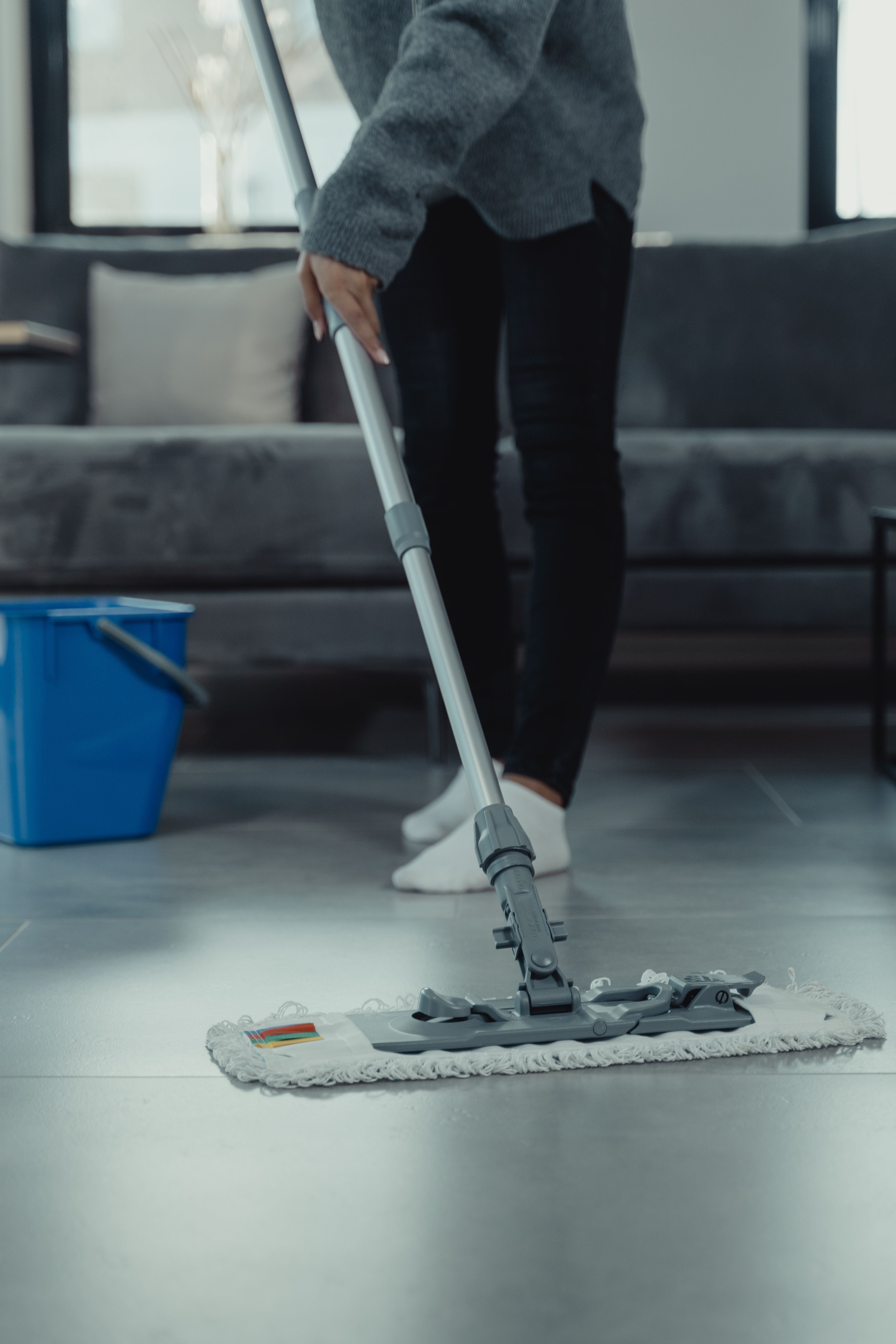 Dépoussiérage intensif de toutes les surfaces (murs, sols, plinthes, menuiseries)