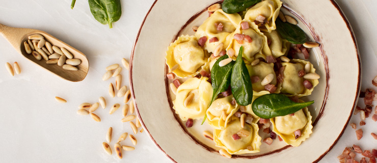 Recipe - Cheese lovers Tortelloni with pine nuts, speck and baby spinach - Giovanni Rana