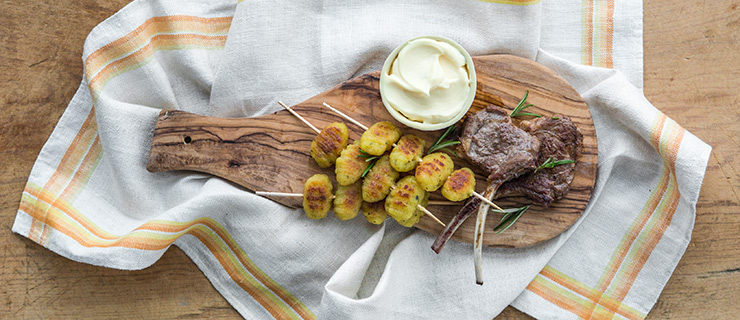 Recipes - Skillet Gnocchi skewers with grilled lamb chops and aioli - Giovanni Rana