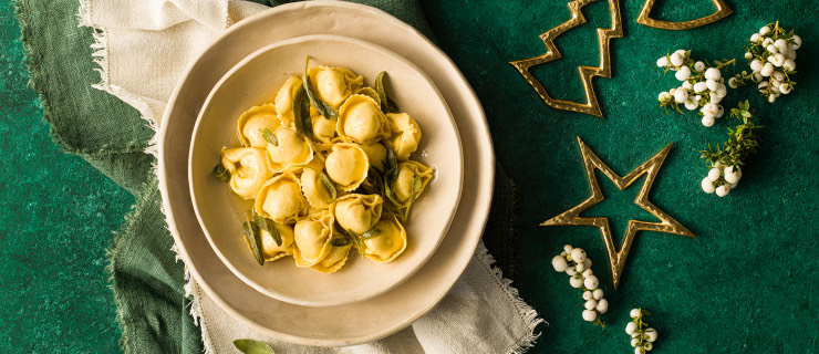 Organic Baby Spinach & Roasted Garlic Tortelloni with butter and sage