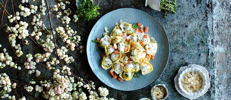 Recipes - Tortelloni with cream, smoked salmon, almonds and herbs - Giovanni Rana