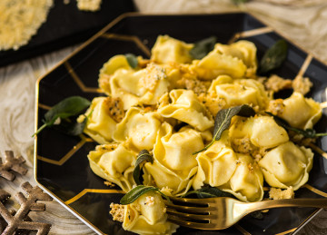 Giovanni Rana Cheese Lovers Tortelloni Cacio e Pepe  Cooking for 2 or for  20 this holiday season? Make your life easier with this simple Giovanni Rana  Cheese Lovers Tortelloni Cacio e