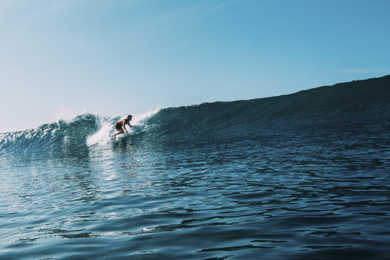 Intermediate surfer in Costa Rica on a wave-min