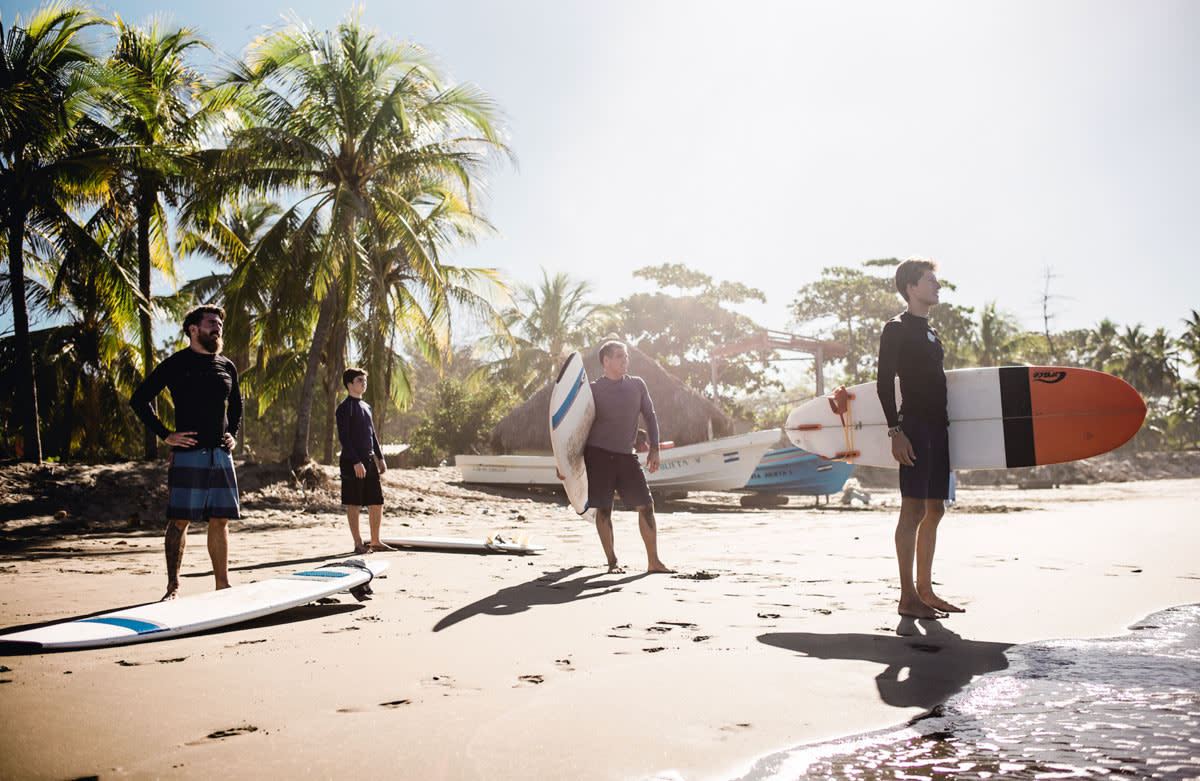 1 Nicaragua-Lapoint-camp-surfers-at-beach