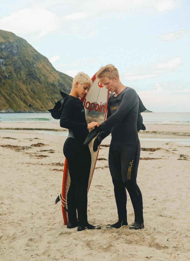 SG putting on wetsuits lapoint surfcamp