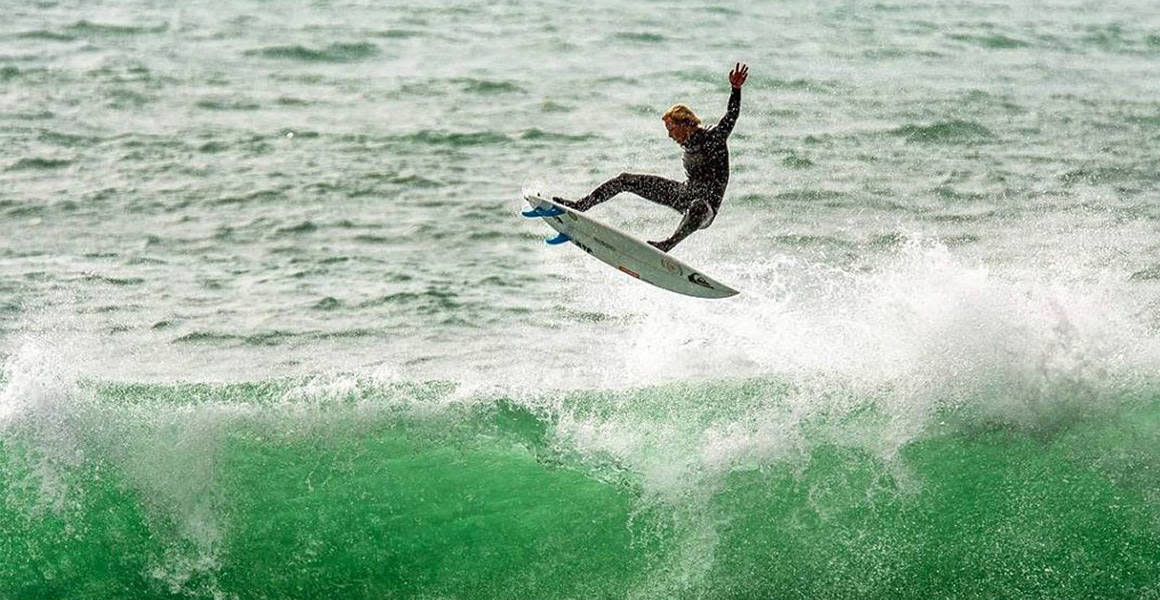 surfer oliver hartkopp wave jump