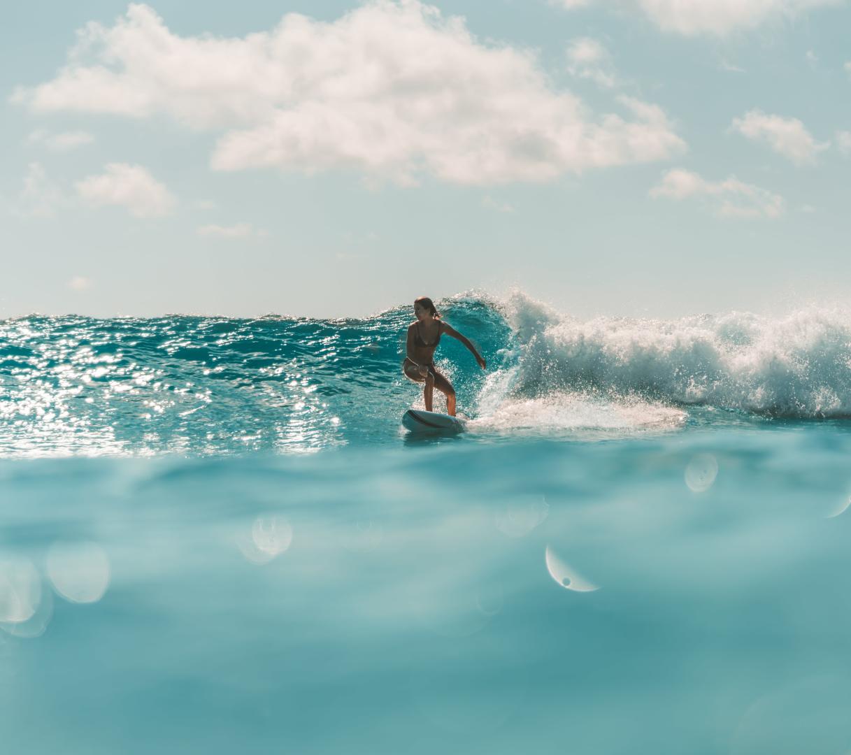 Girl doing a bottom turn in the maldives