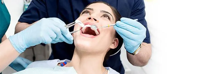 Information rund um die Zahnsteinentfernung und Wurzelbehandlung article banner