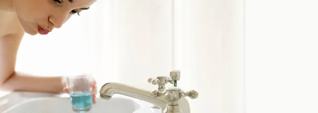 Fluoridhaltige Mundwasser verwenden