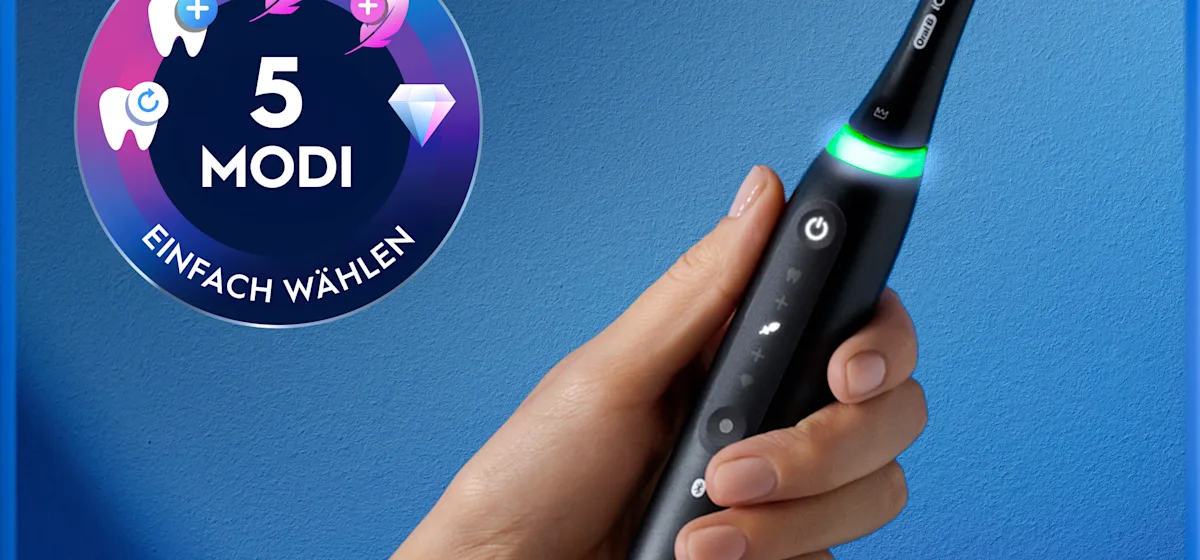 Oral-B iO5 Zahnbürste in Schwarz, zusammen mit Verpackung, Reiseetui und Ladefunktion; mit dem Hinweis Made in Germany.