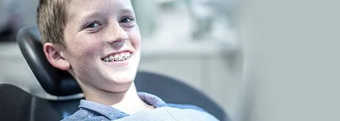 Strahlendes Lächeln dank Zahnspange 