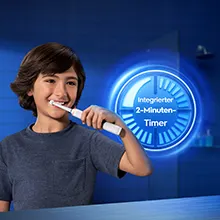 Junge putzt sich die Zähne mit Oral-B Pro Junior Zahnbürste mit Symbol zur Darstellung des Timers. 