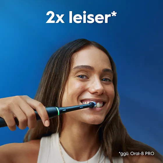 Oral-B iO3 elektrische Zahnbürste mit Verpackung, die die 360° visuelle Andruckkontrolle zur Schonung des Zahnfleisches hervorhebt. Mit Made in Germany Anhänger.