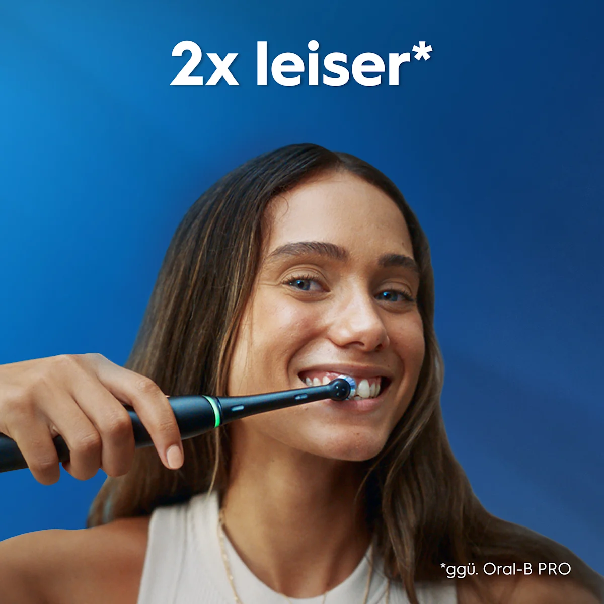 Oral-B iO3 elektrische Zahnbürste mit Verpackung, die die 360° visuelle Andruckkontrolle zur Schonung des Zahnfleisches hervorhebt. Mit Made in Germany Anhänger.
