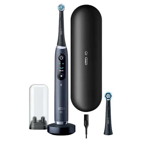 Oral-B iO9 Zahnbürste mit Verpackung, Reise-Etui mit Schnellladestation und „Made in Germany“ Anhänger.