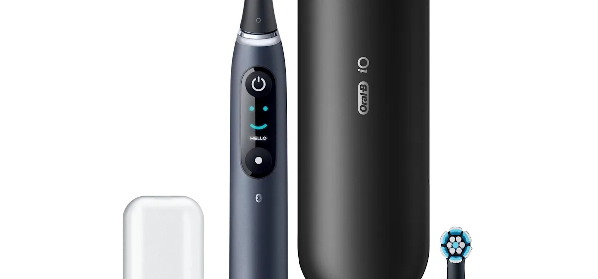 Oral-B iO9 Zahnbürste mit Verpackung, Reise-Etui mit Schnellladestation und „Made in Germany“ Anhänger.