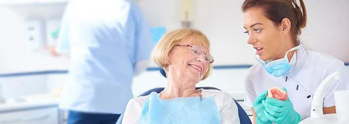 Die Pflege von Zahnprothesen 