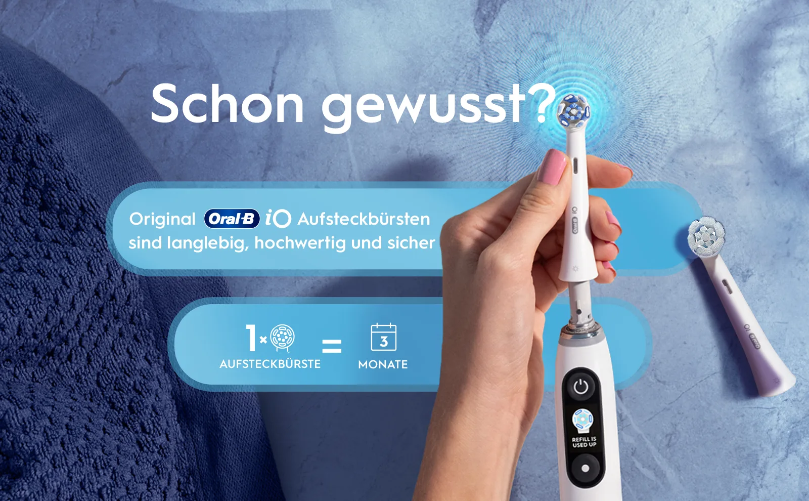 Hand hält einen Oral-B iO Bürstenkopf, der 3 Monate hält, was weniger als 4€ pro Monat entspricht. 