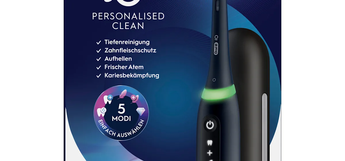 Oral-B iO5 Zahnbürste in Schwarz, zusammen mit Verpackung, Reiseetui und Ladefunktion; mit dem Hinweis Made in Germany.