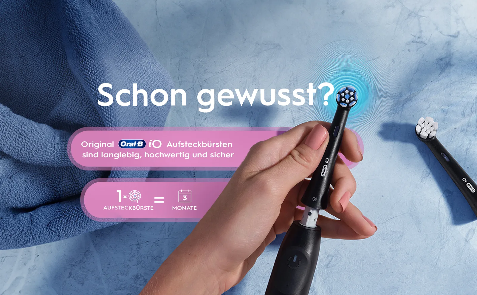Hand hält einen Oral-B iO Bürstenkopf, der 3 Monate hält, was weniger als 4€ pro Monat entspricht. 