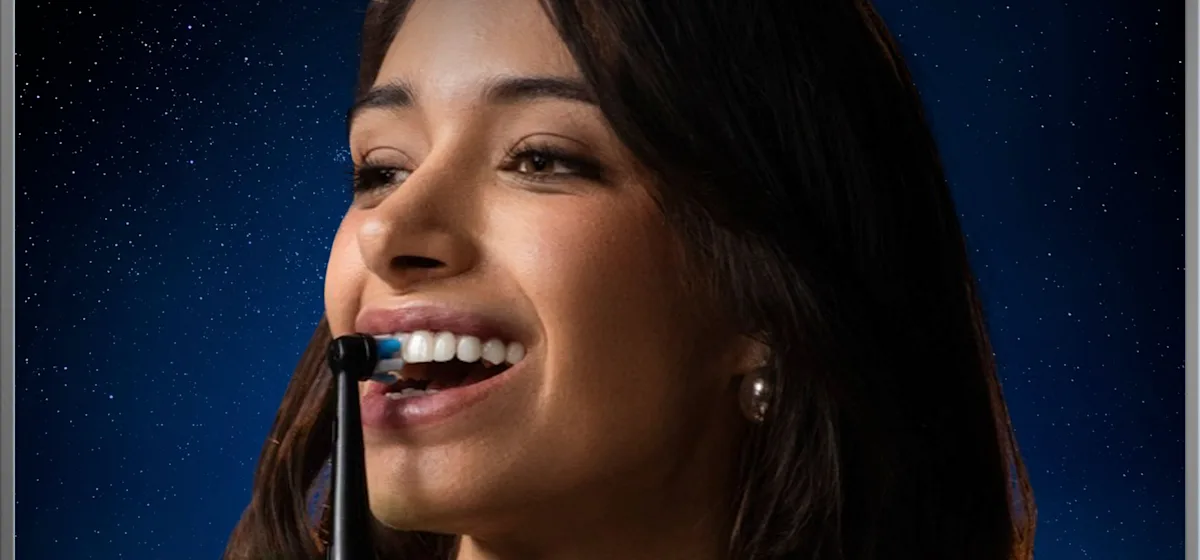 Oral-B iO 10 Ultimate Zahnbürste, mit Verpackung und Zubehör, hervorgehoben als Oral-B's beste Zahnbürste.