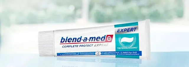 Die Zähne mit fluoridhaltiger Zahnpasta stärken